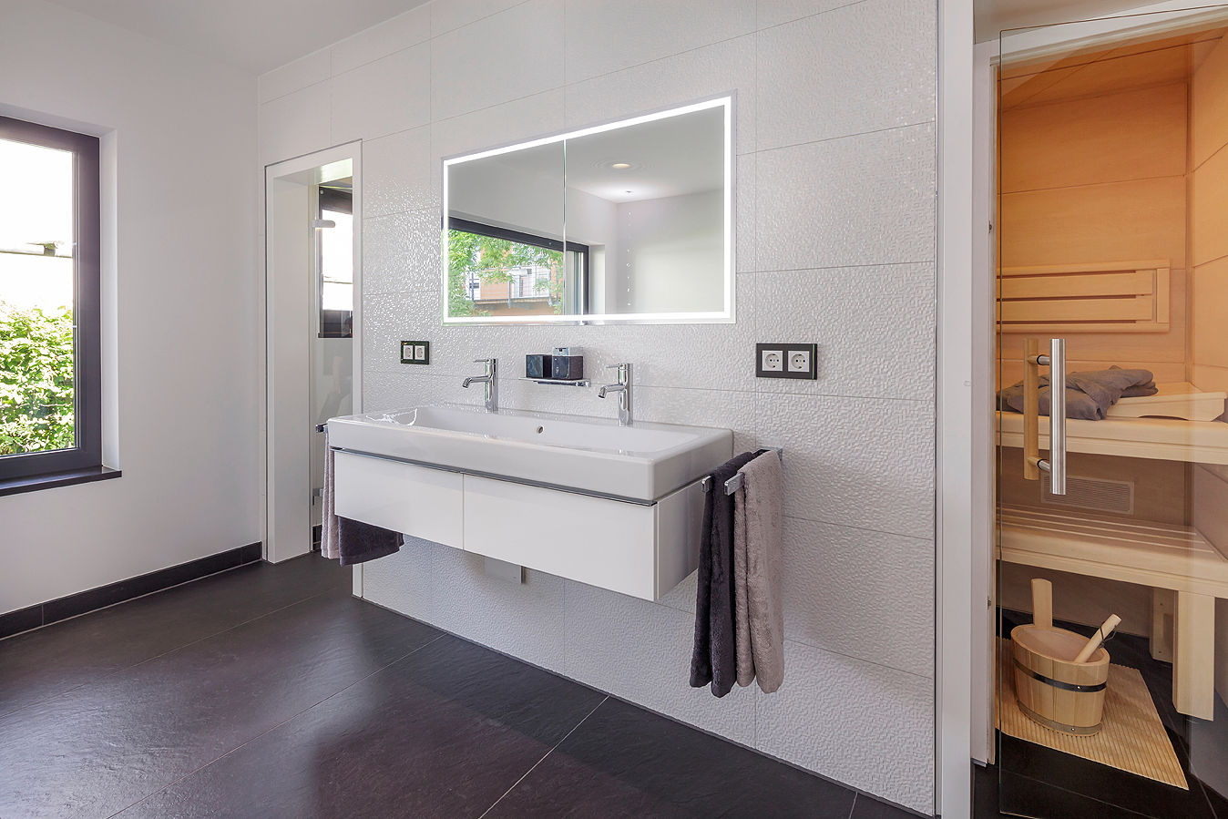 LUXHAUS Musterhaus Stuttgart, Lopez-Fotodesign Lopez-Fotodesign Modern Banyo