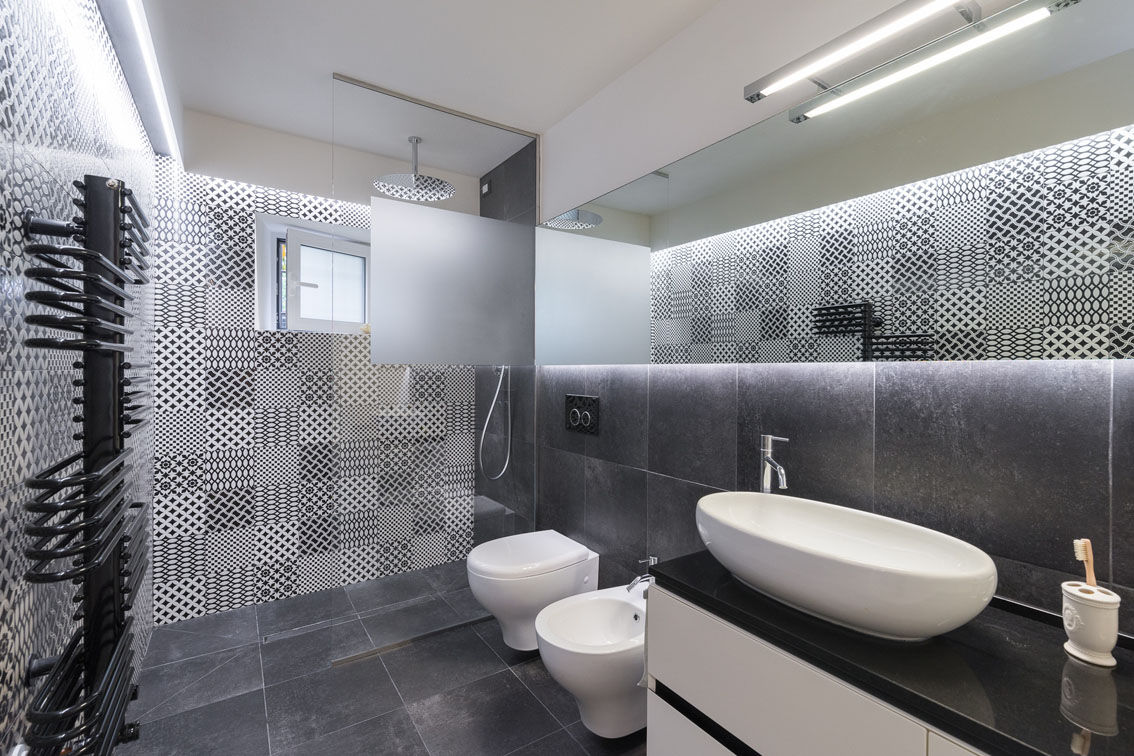 Lo scrigno dal cuore contemporaneo, B+P architetti B+P architetti Modern bathroom