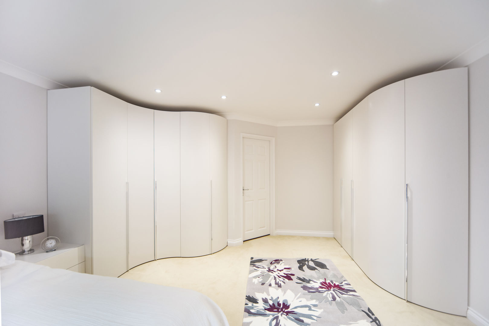 Mr & Mrs G, Bedroom, Woking Raycross Interiors Quartos modernos Madeira Efeito de madeira