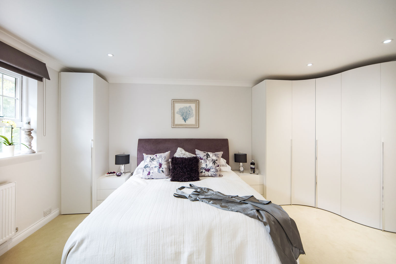 Mr & Mrs G, Bedroom, Woking Raycross Interiors Quartos modernos Madeira Efeito de madeira