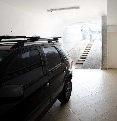 Lote estreito casa espaçosa., Magno Moreira Arquitetura Magno Moreira Arquitetura Modern garage/shed