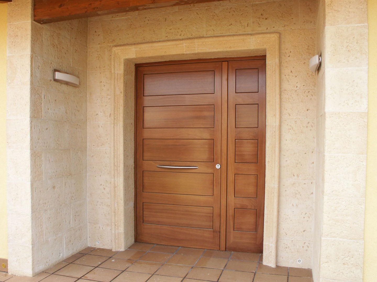 Casa con estructura de madera JRM, RIBA MASSANELL S.L. RIBA MASSANELL S.L. Windows لکڑی Wood effect