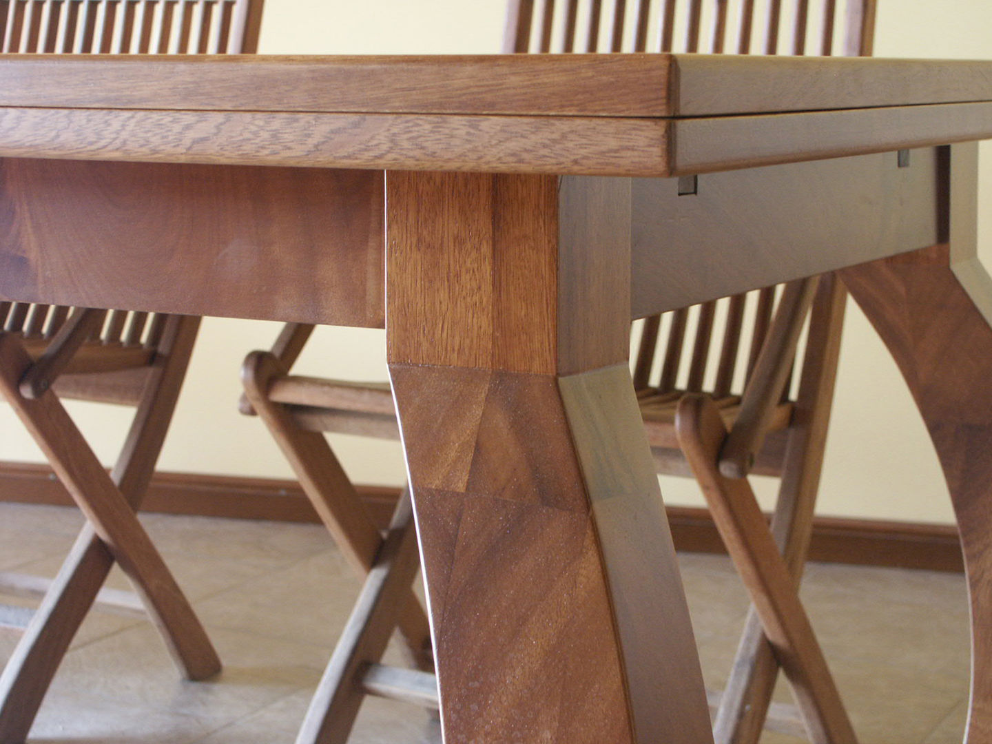 Mesa madera iroko laminada RIBA MASSANELL S.L. Comedores de estilo mediterráneo Madera Acabado en madera