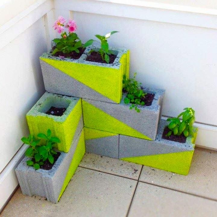 Ideas de reciclaje con bloques de hormigón, Jara y Olmo S.L Jara y Olmo S.L Patios & Decks Bricks Plants & flowers
