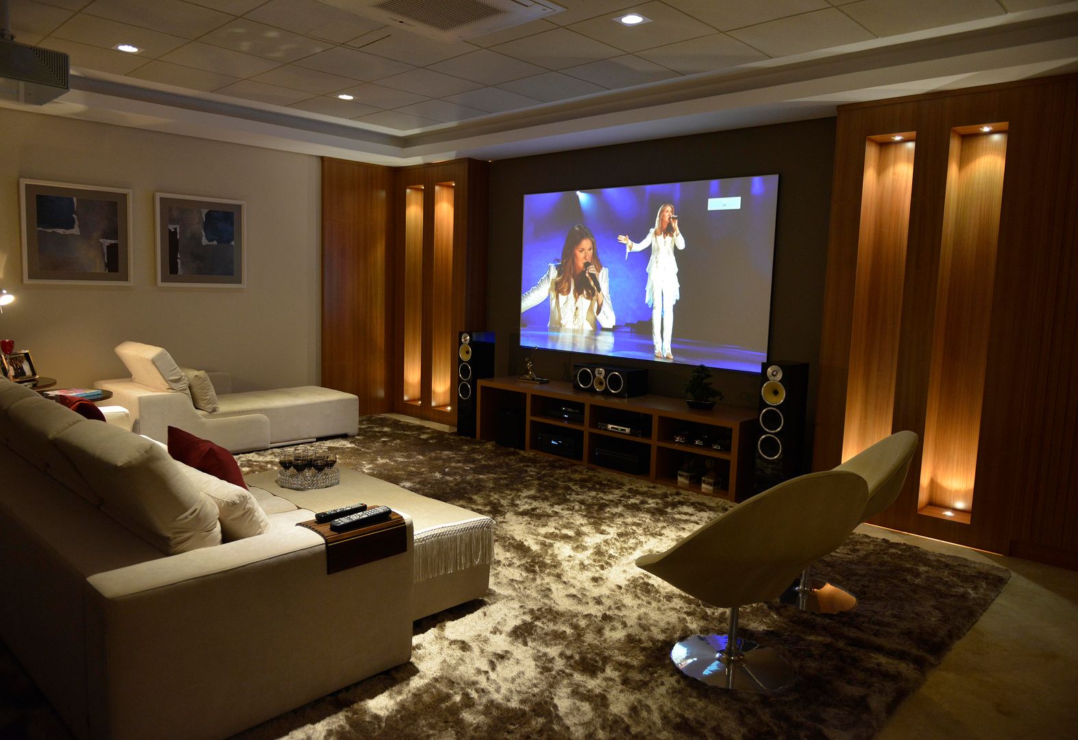 Casa Represa, Belisa Corral - Arquitetura & Interiores Belisa Corral - Arquitetura & Interiores Minimalist media room