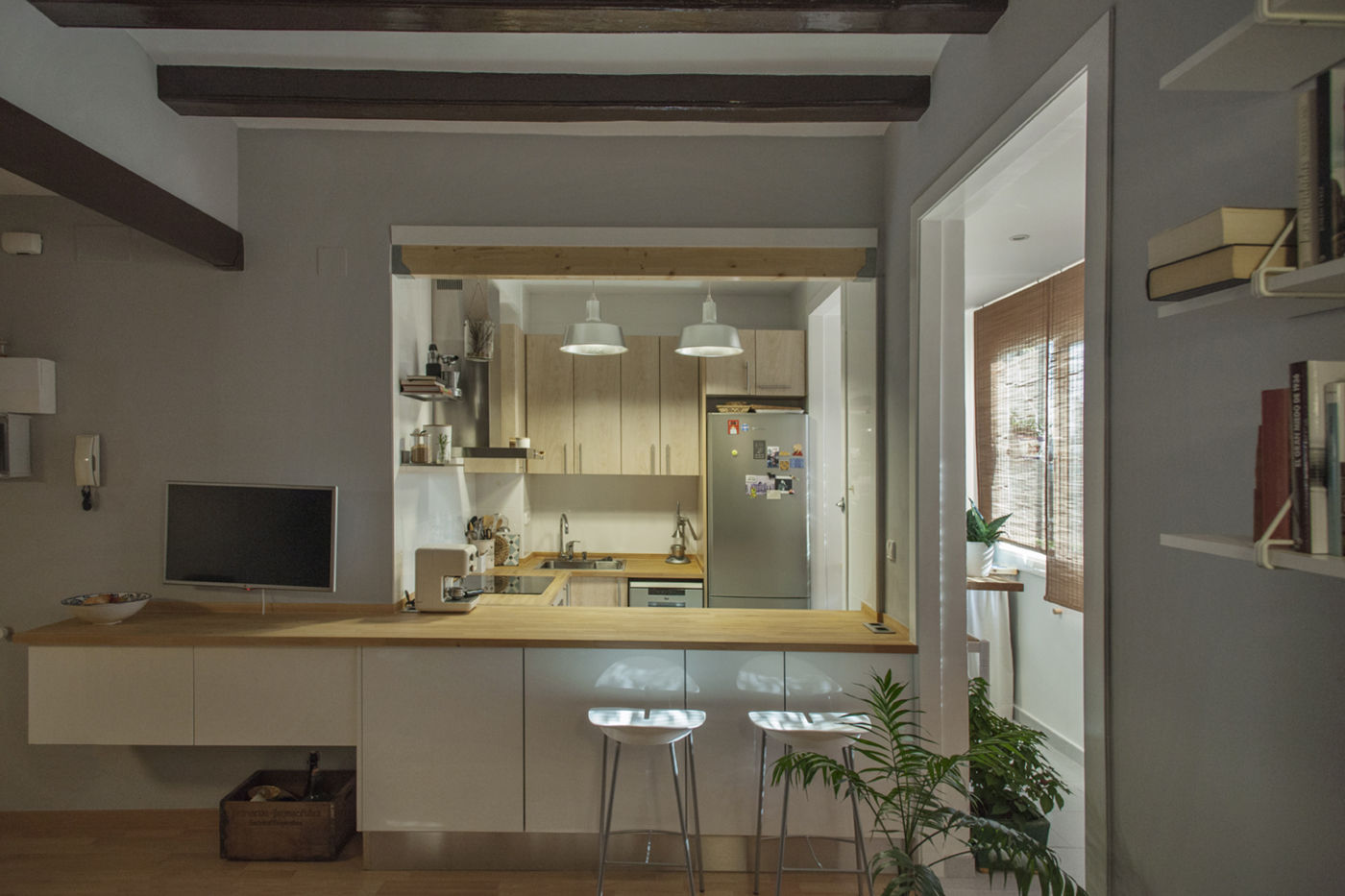 Vista de la barra y la cocina mobla manufactured architecture scp