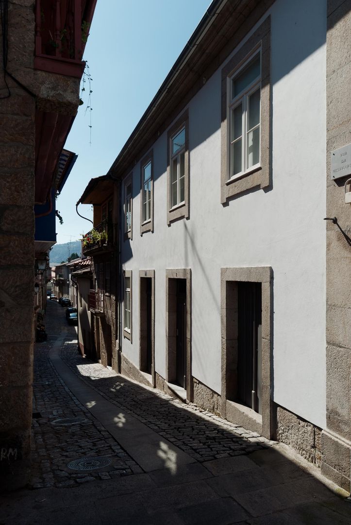 Casa em Chaves, bAse arquitetos bAse arquitetos クラシカルな 家