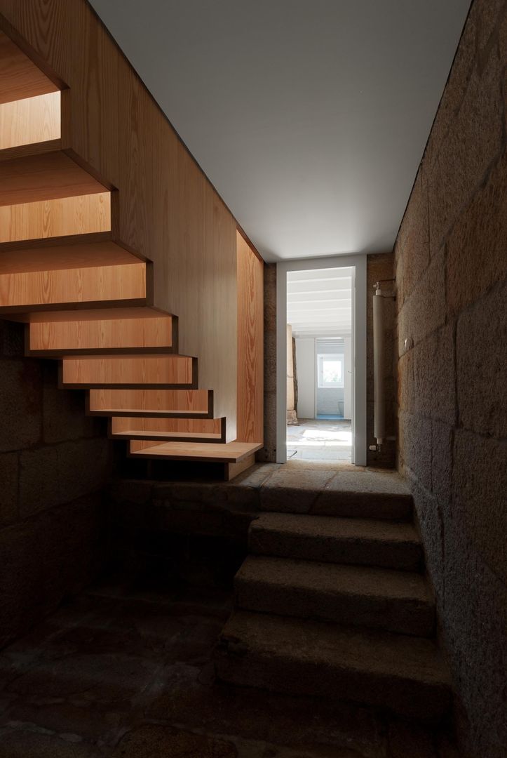 Casa em Chaves, bAse arquitetos bAse arquitetos Modern corridor, hallway & stairs