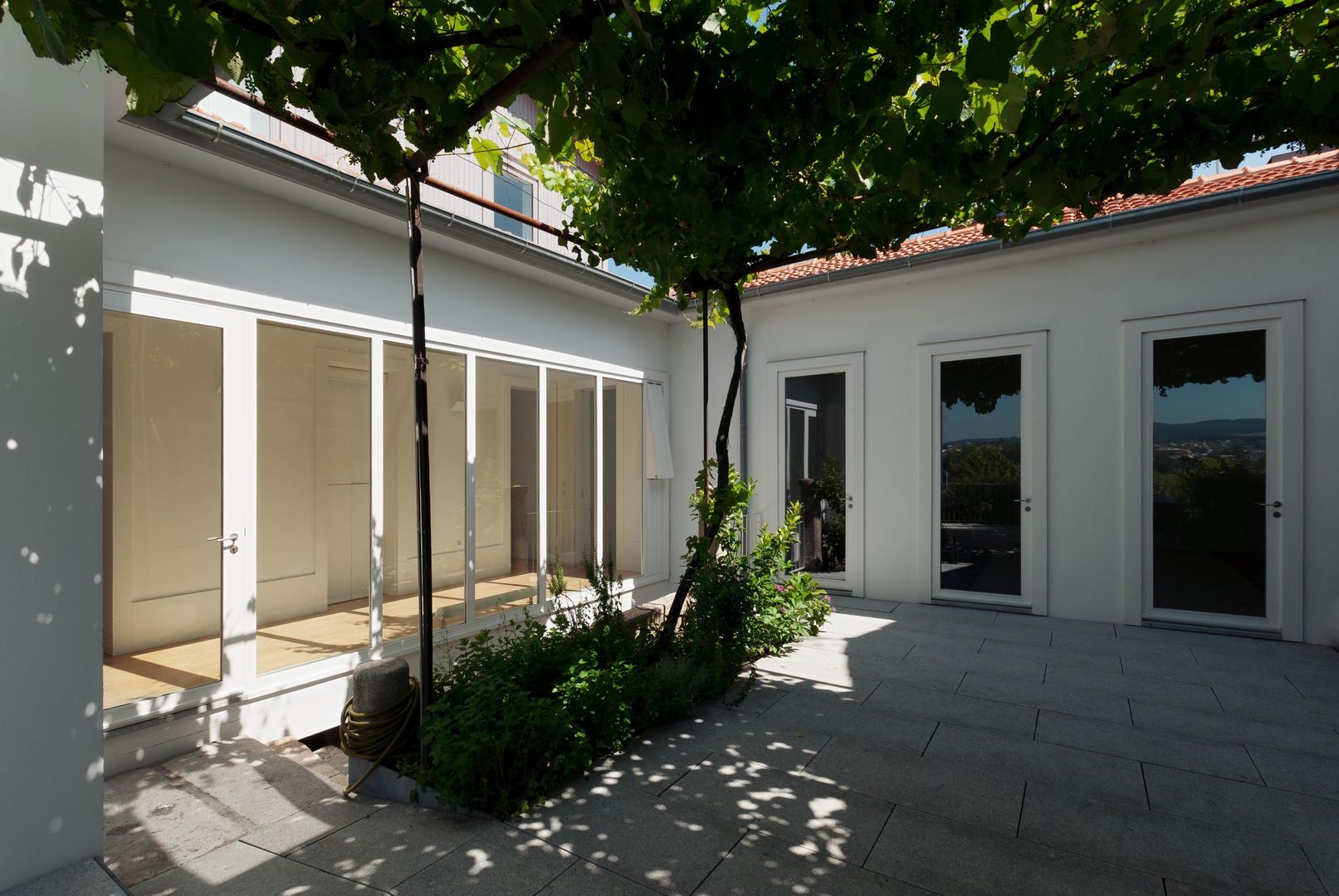 Casa em Chaves, bAse arquitetos bAse arquitetos Jardines de estilo moderno