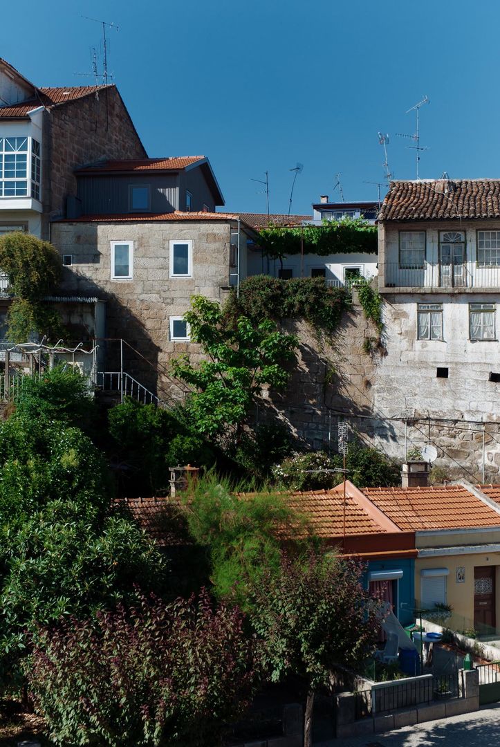 Casa em Chaves, bAse arquitetos bAse arquitetos クラシカルな 家