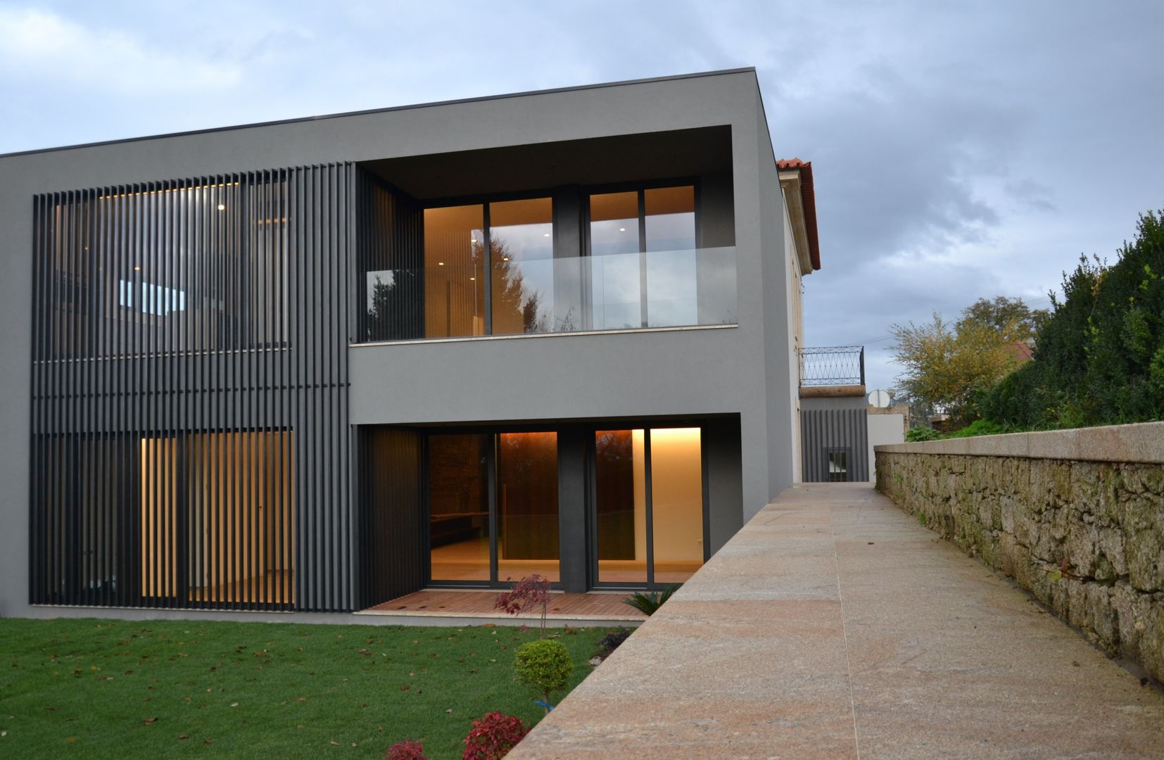 homify Modern houses Iron/Steel