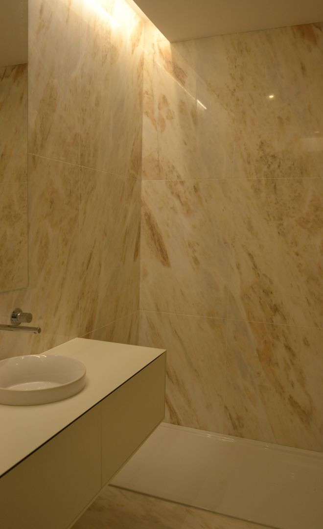 homify Modern bathroom Marble