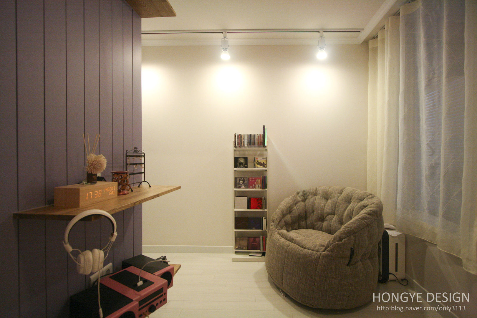 아기자기한 15평 싱글하우스 , 홍예디자인 홍예디자인 Camera da letto moderna
