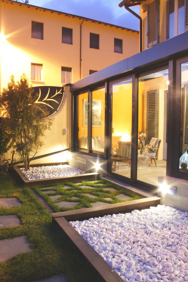 Una Serra solare: Veri manufatti architettonici in un unico punto, STUDIO MORALDI STUDIO MORALDI Modern style conservatory