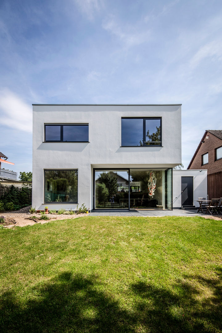 Wohnhaus Weiß, Corneille Uedingslohmann Architekten Corneille Uedingslohmann Architekten Modern houses