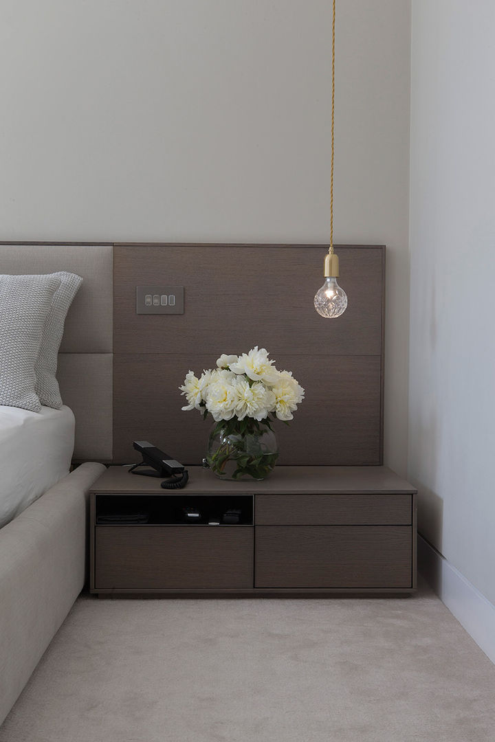 Folio Design | The Hampstead Home | Bedside Table KSR Architects & Interior Designers غرفة نوم