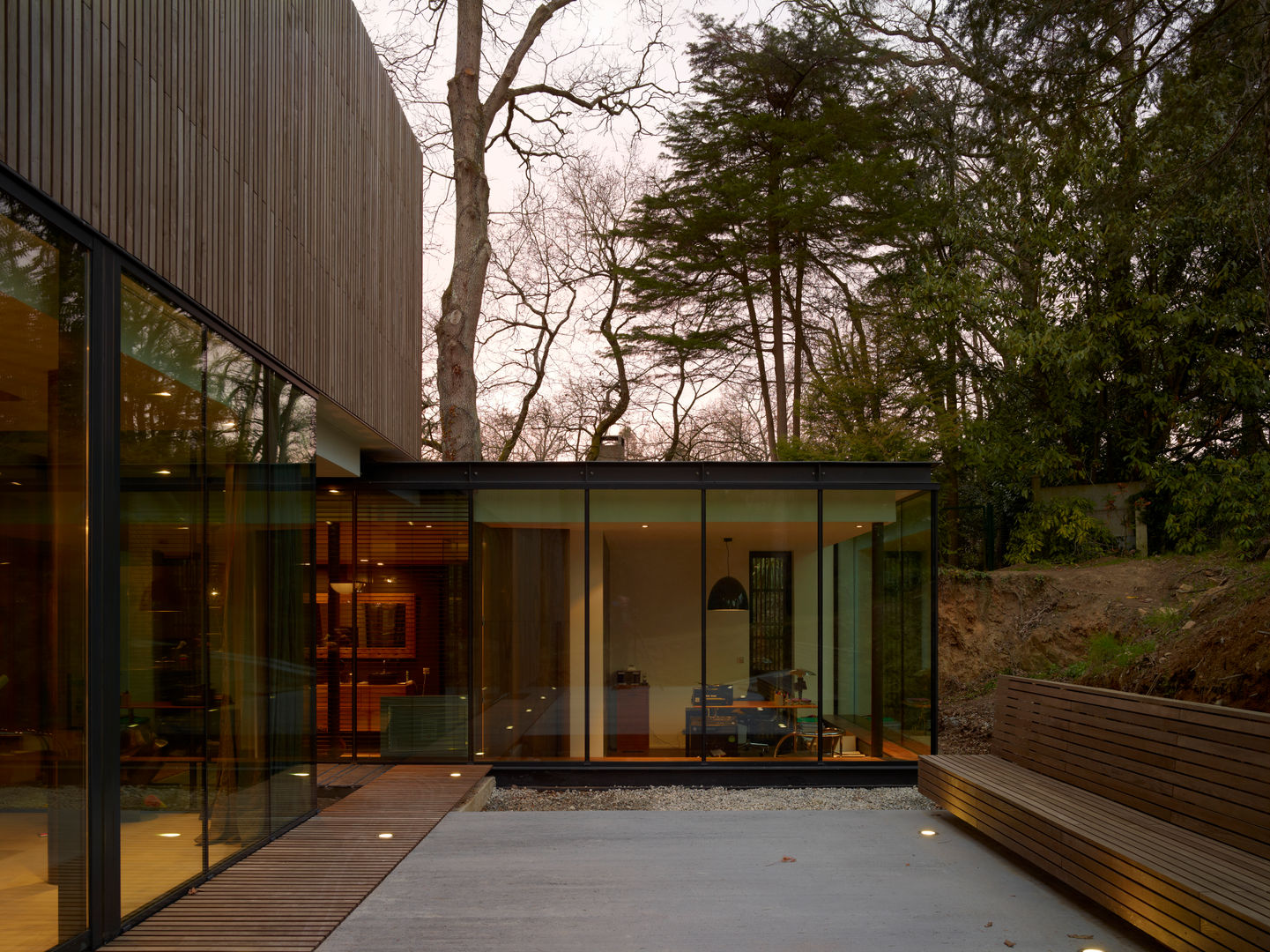 MAISON SUR LA CHEZINE, yann péron architecte yann péron architecte Maisons modernes Plante,Surface de la route,Ombre,Porte,Bois,Architecture,Arbre,Ciel,Zone résidentielle,Immobilier