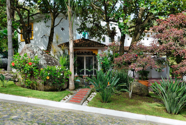 CASA UVIÑA, Excelencia en Diseño Excelencia en Diseño Colonial style houses Bricks