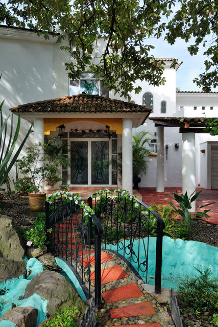 ingreso principal Excelencia en Diseño Casas de estilo colonial Ladrillos