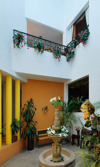 CASA UVIÑA, Excelencia en Diseño Excelencia en Diseño Colonial style corridor, hallway& stairs اینٹوں