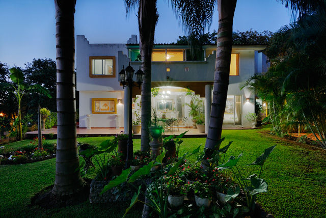 fachada trasera atardecer Excelencia en Diseño Casas de estilo colonial Ladrillos