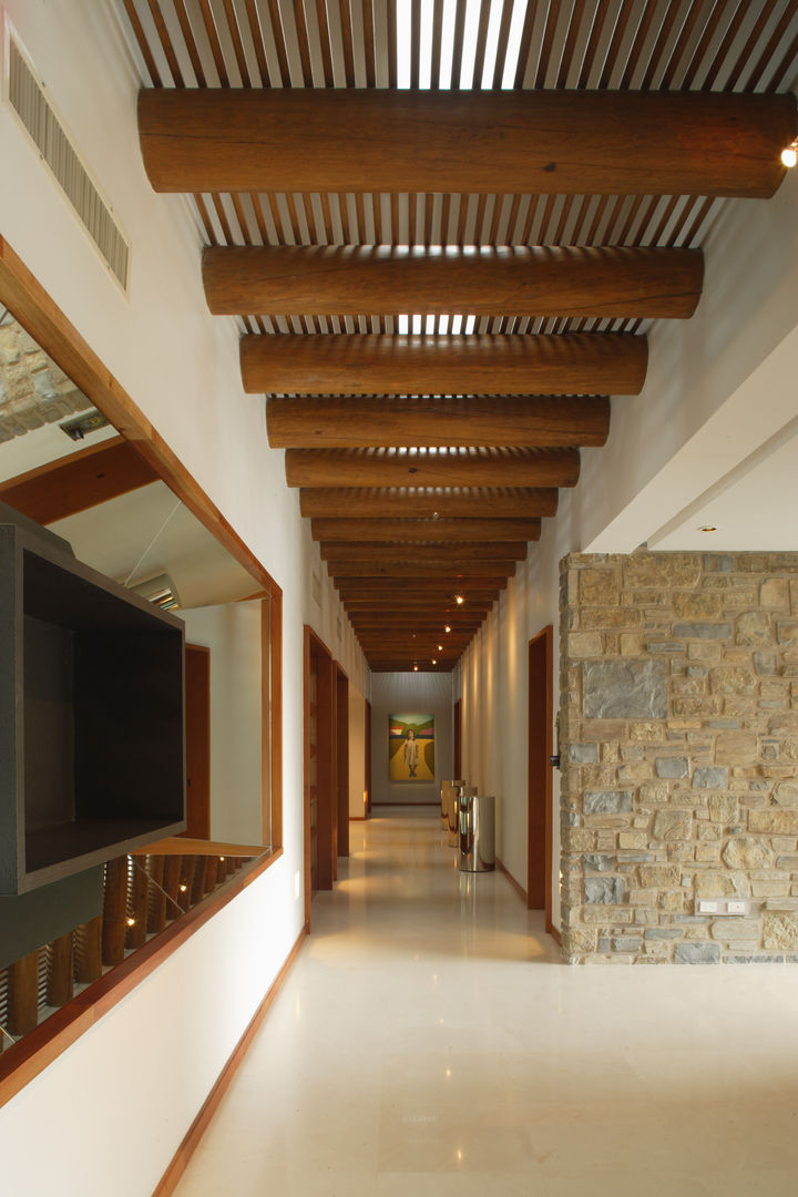 Casa Santa Clara, Portico Arquitectura + Construcción Portico Arquitectura + Construcción Colonial corridor, hallway & stairs Solid Wood Multicolored