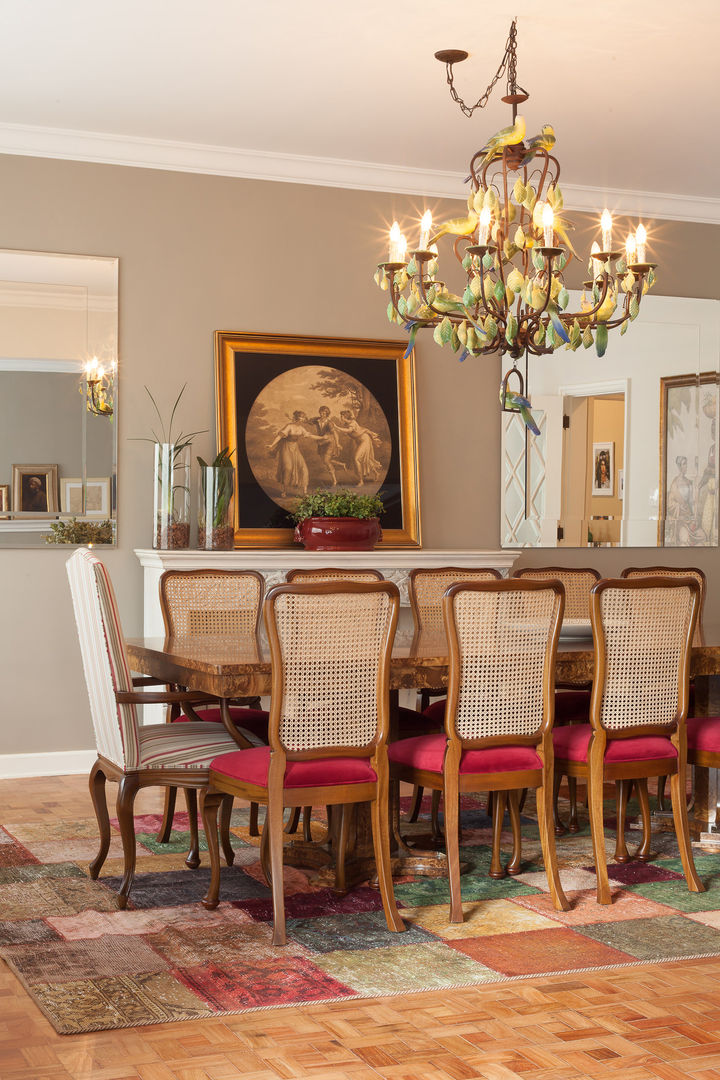 homify Classic style dining room Tables