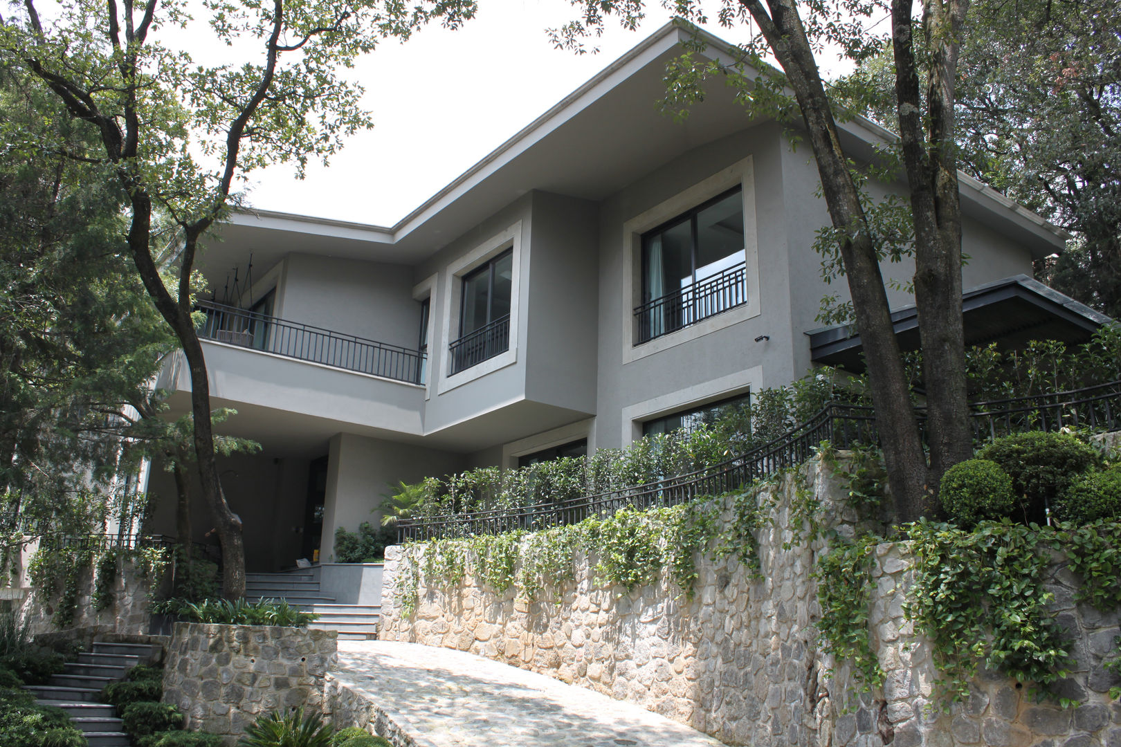 Residencia desde el exterior Windlock - soluciones sustentables Casas modernas