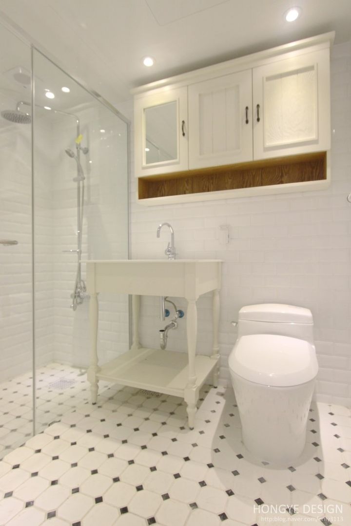 프렌치도어 시공으로 이국적인 느낌의 33py , 홍예디자인 홍예디자인 Country style bathroom