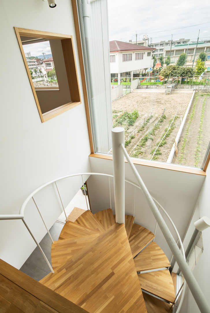 長尾元町の家, 藤森大作建築設計事務所 藤森大作建築設計事務所 Modern corridor, hallway & stairs