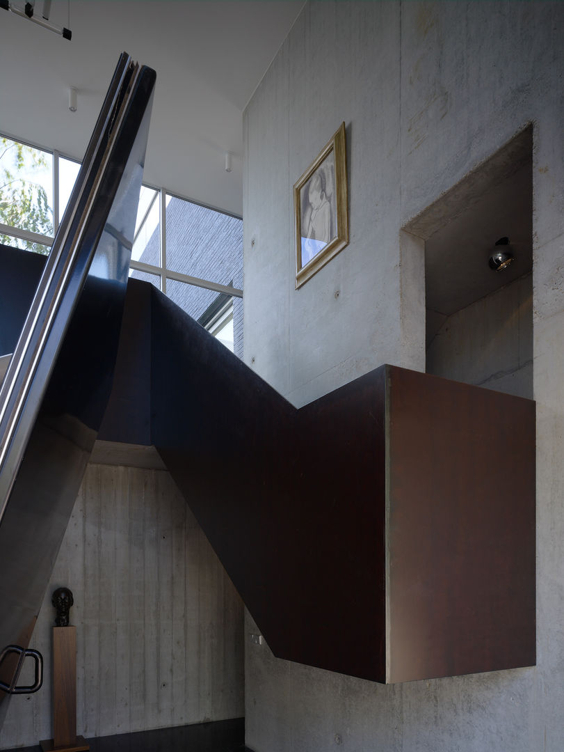 Villa in de duinen, Hoek van Holland, De Zwarte Hond De Zwarte Hond Modern corridor, hallway & stairs Iron/Steel