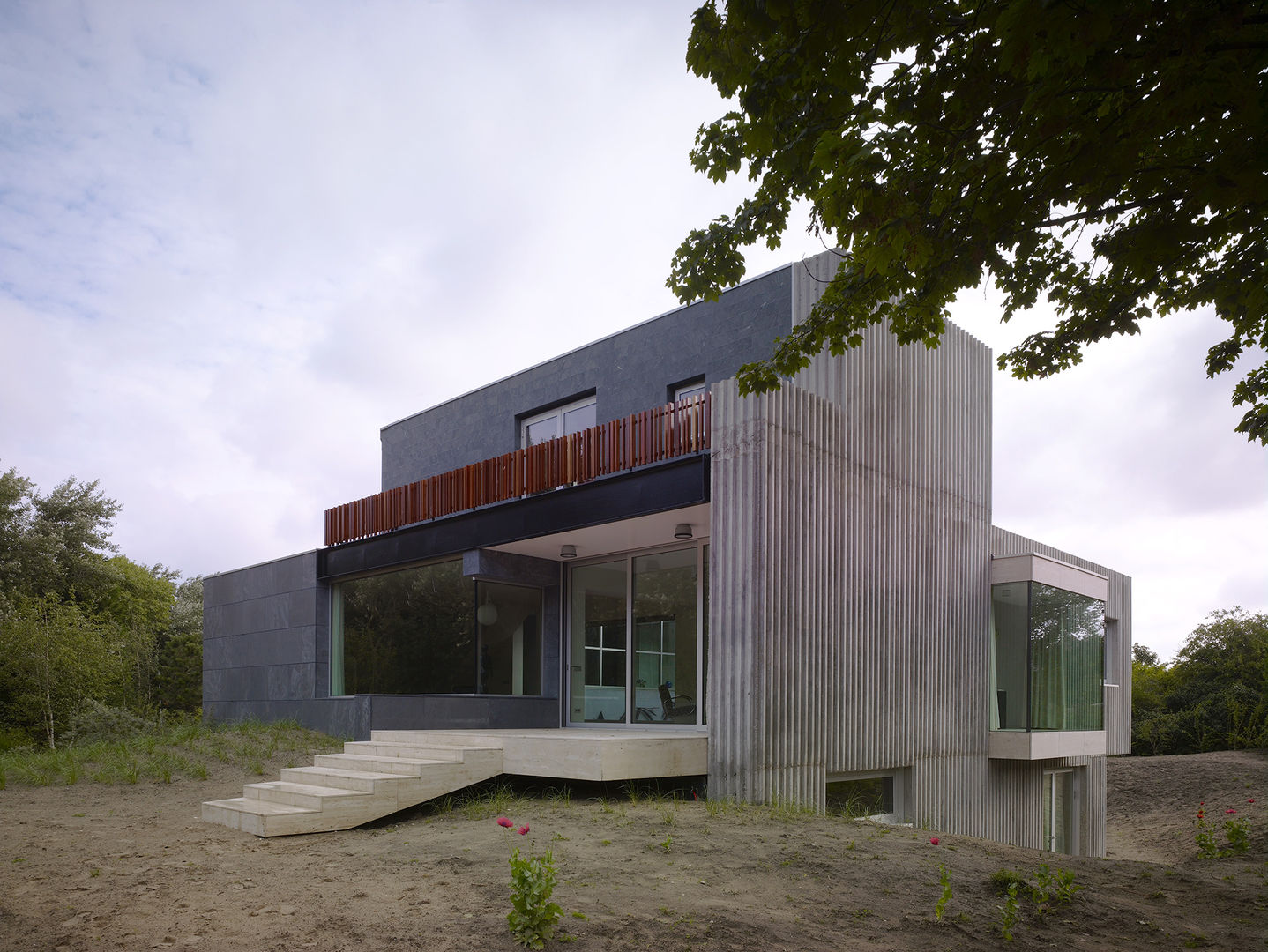 Villa in de duinen, Hoek van Holland, De Zwarte Hond De Zwarte Hond Modern balcony, veranda & terrace