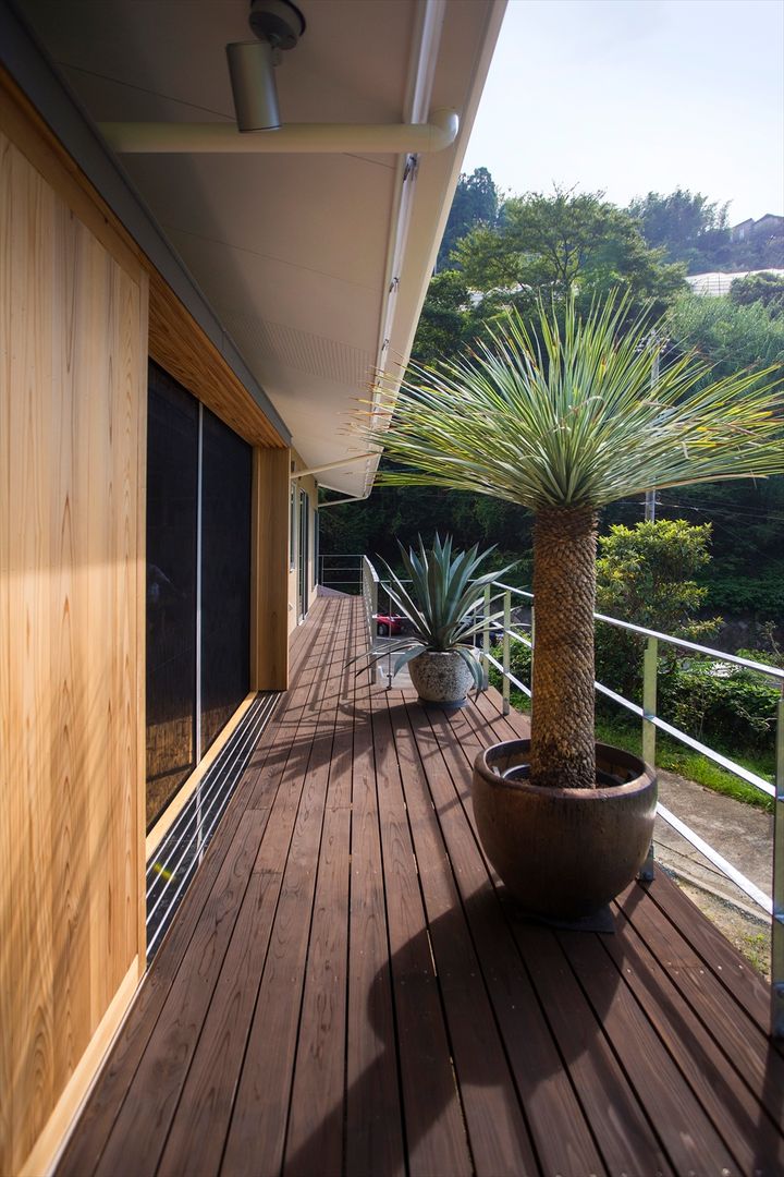 双海町の家, Y.Architectural Design Y.Architectural Design 露臺 木頭 Wood effect 植物與花