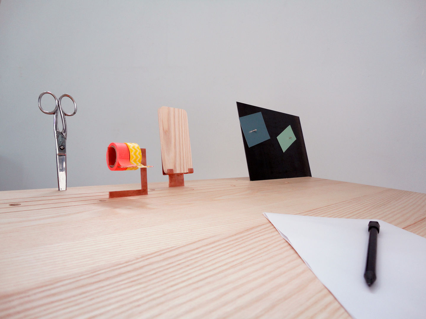 'Back to Basic' - desk Studio Isabel Quiroga Escritórios minimalistas Madeira maciça Multi colorido