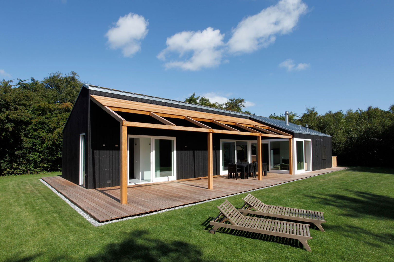 Vakantiewoning Cornelisse, Schiermonnikoog, De Zwarte Hond De Zwarte Hond Scandinavian style balcony, veranda & terrace Wood Wood effect