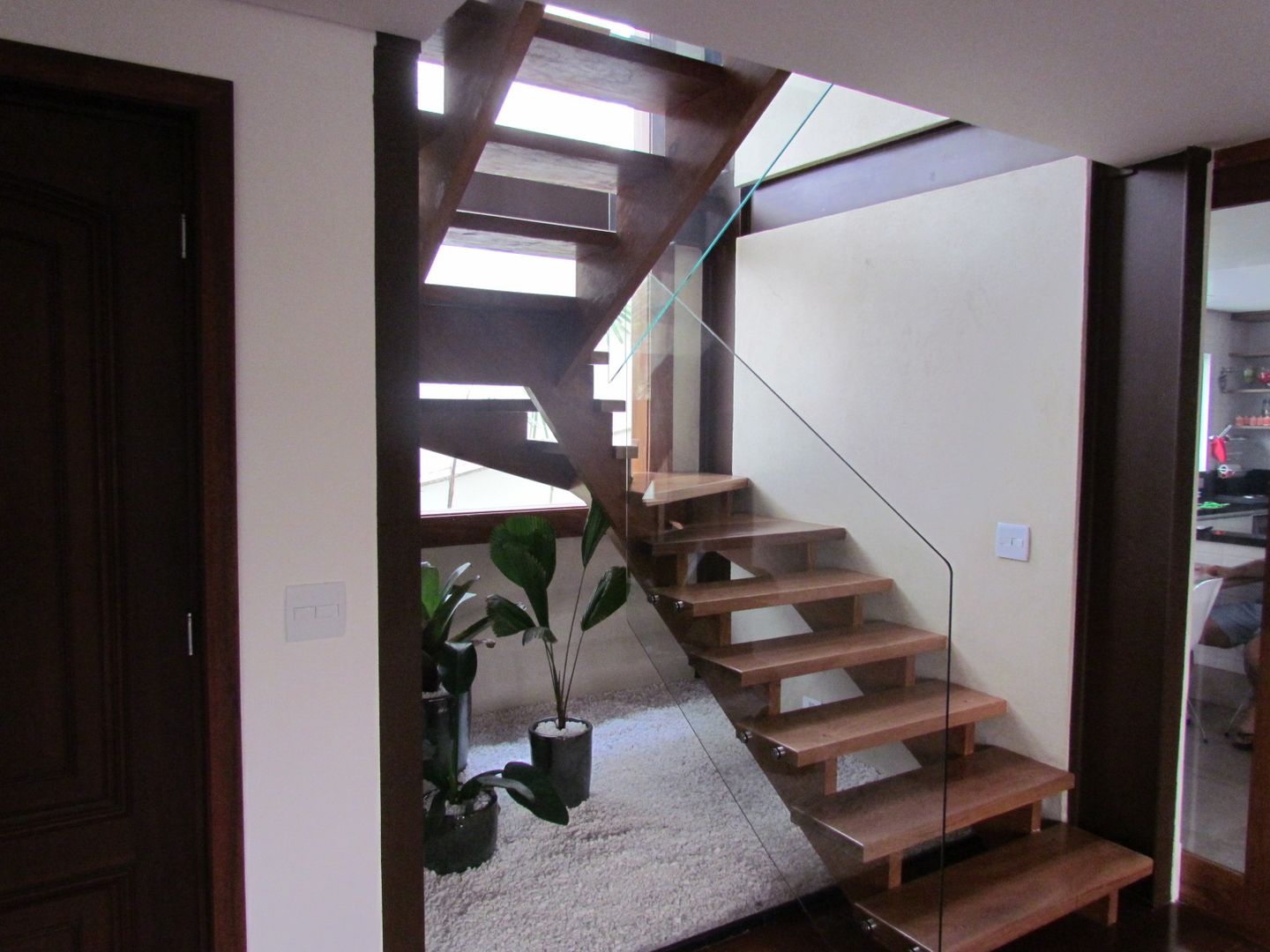 Casa Alto de Pinheiros, Ana Donadio Arquitetura Ana Donadio Arquitetura Modern corridor, hallway & stairs