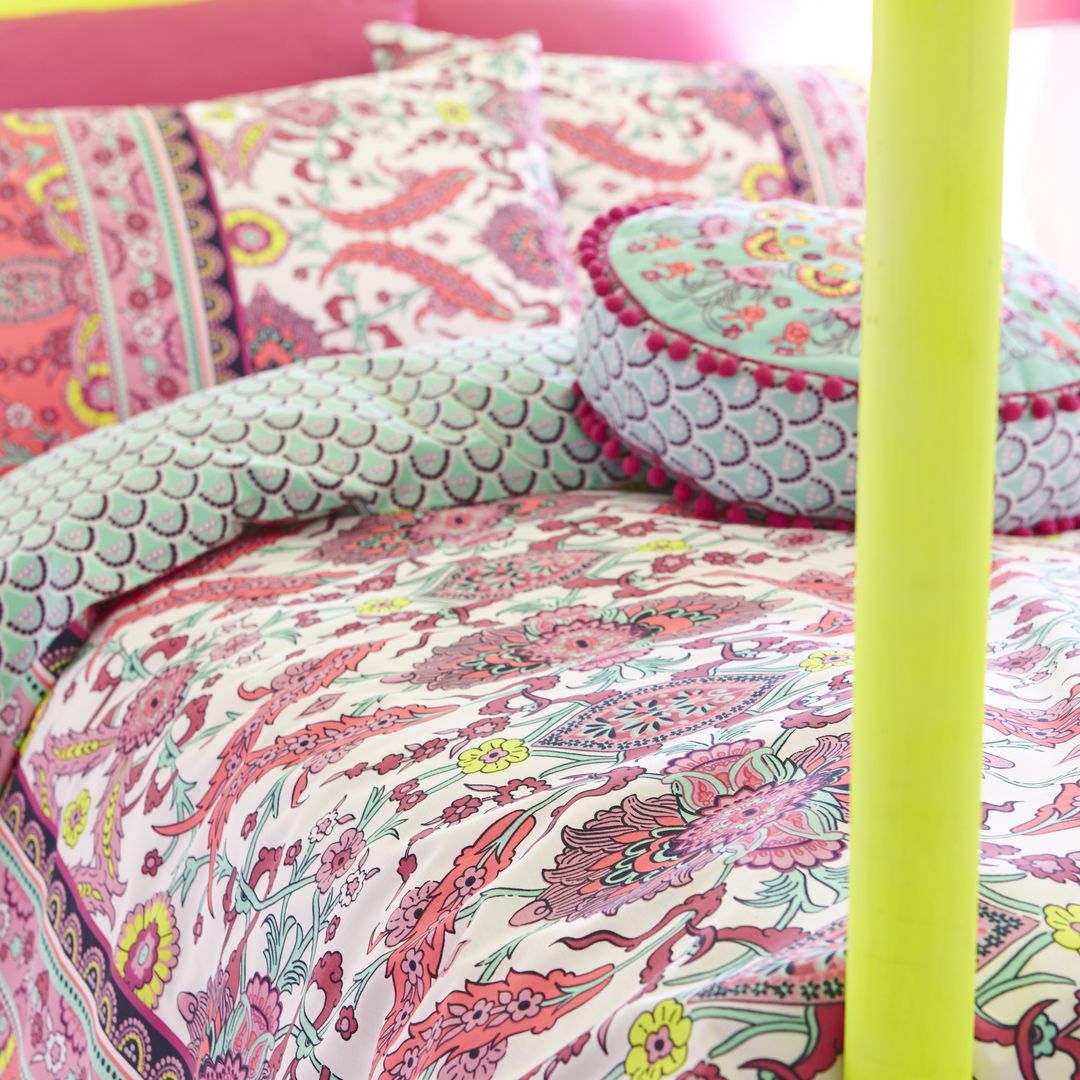 Fluoro Paisley, Catherine Lansfield Home Catherine Lansfield Home Dormitorios de estilo moderno Algodón Rojo Textiles