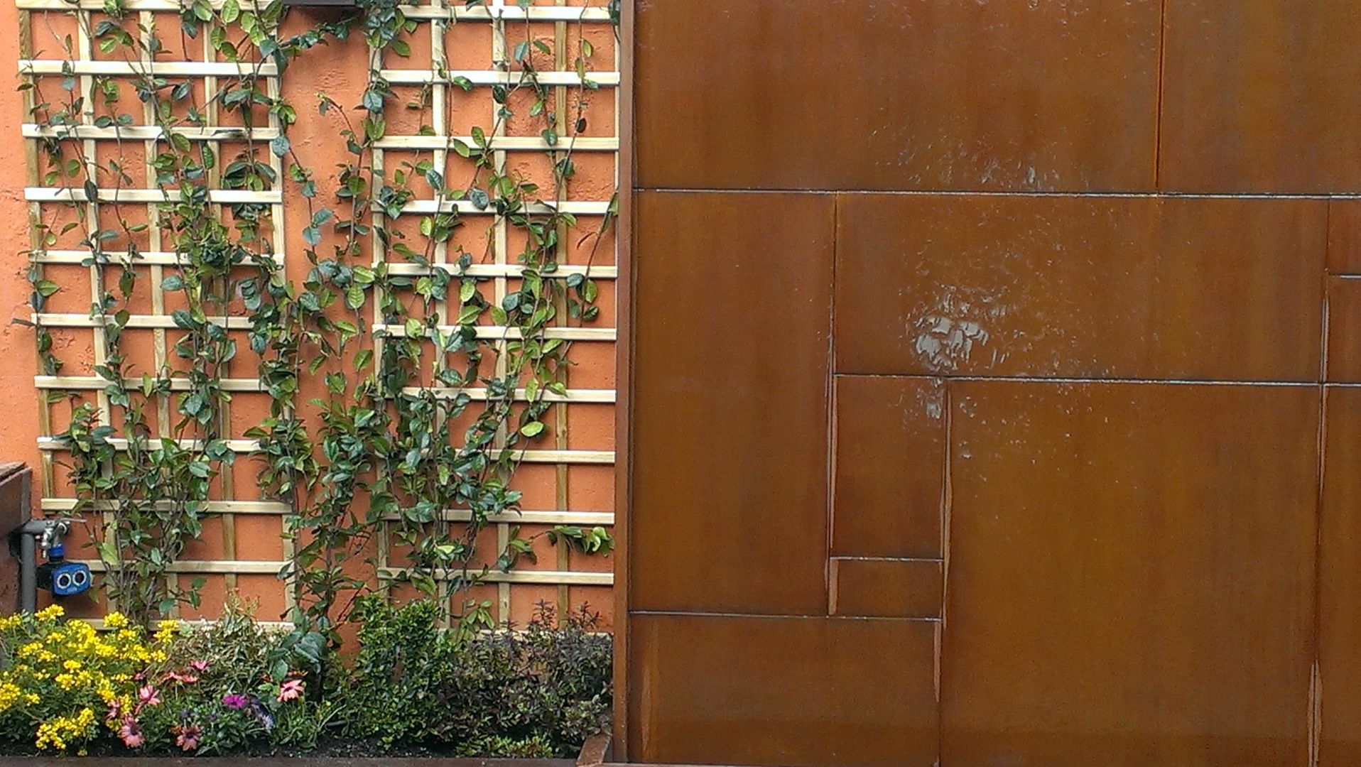 Un muro decorado con fuente de acero corten, El creador de paisajes El creador de paisajes モダンな庭 アクセサリー＆デコレーション