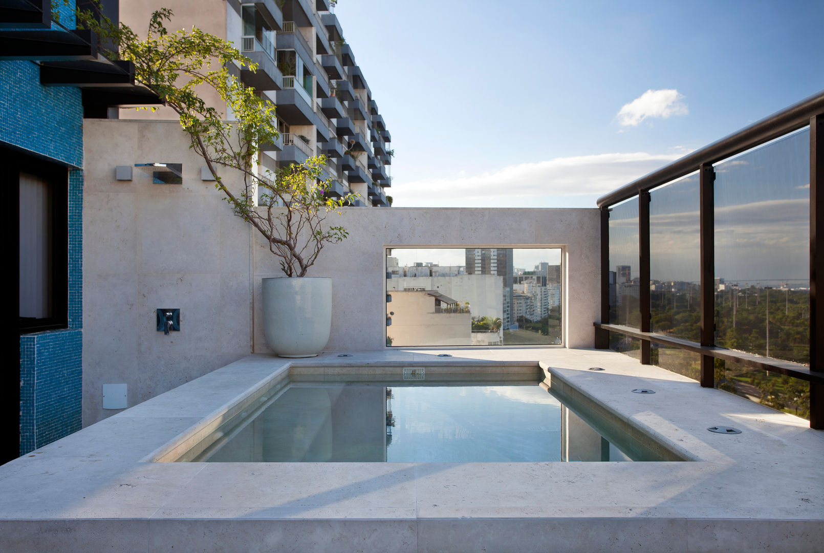 Cobertura Flamengo, Carmen Mouro - Arquitetura de Exteriores e Paisagismo Carmen Mouro - Arquitetura de Exteriores e Paisagismo Modern balcony, veranda & terrace Marble