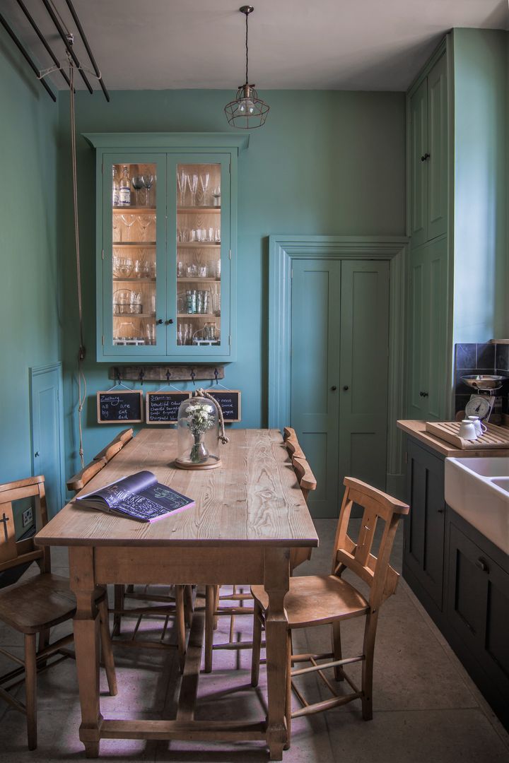 Cotswold Chapel Kitchen homify Cozinhas campestres Madeira maciça Multicolor farrow & ball,chappell green,limestone flooring,shaker style,glazed cabinet,led lights,long table,farmhouse sink