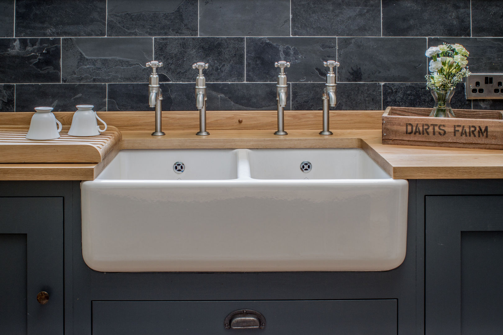 Cotswold Chapel Kitchen homify مطبخ خشب متين Multicolored belfast sink,farmhouse sink,slate splashback,double sink,bibcock taps,farrow & ball,down pipe,shaker style,oak cabinets,oak worktop