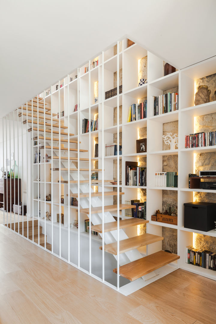 Casa Cedofeita, Floret Arquitectura Floret Arquitectura Modern Corridor, Hallway and Staircase