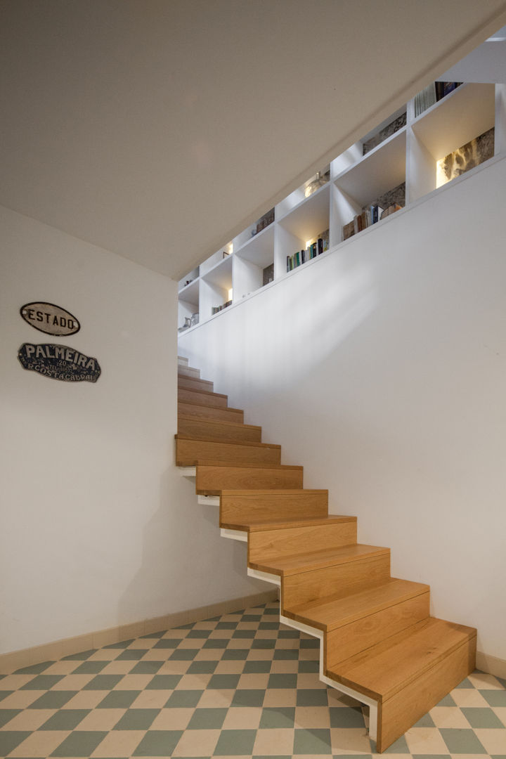 Casa Cedofeita, Floret Arquitectura Floret Arquitectura Modern corridor, hallway & stairs