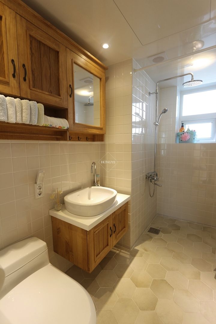 프로방스 느낌의 화이트톤 33평 인테리어, 홍예디자인 홍예디자인 Bathroom