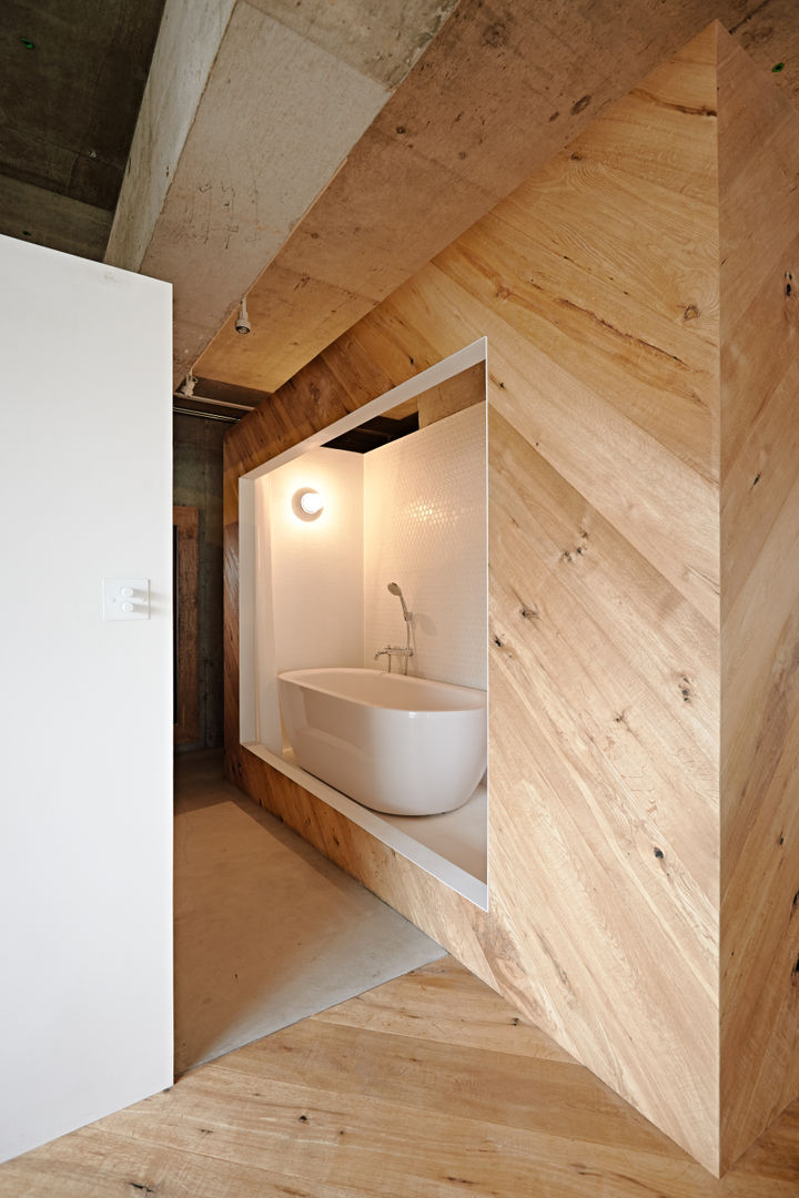 .8 HOUSE, .8 / TENHACHI .8 / TENHACHI Industrial style bathroom