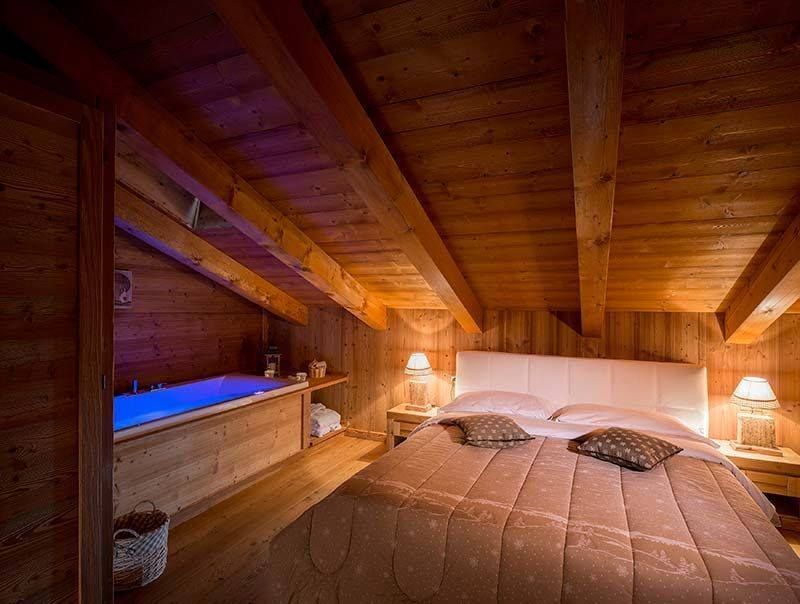 Appartamento in stile montano, Sangineto s.r.l Sangineto s.r.l Rustic style bedroom Wood Wood effect Beds & headboards