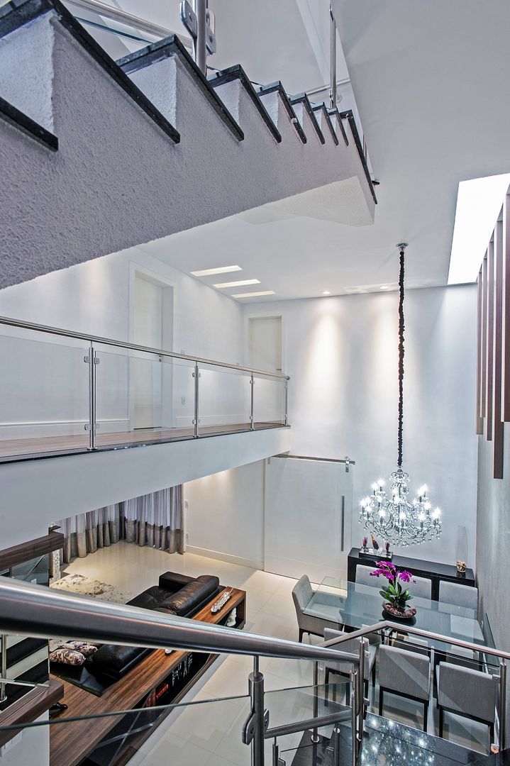 ​PÉ DIREITO DUPLO Patrícia Azoni Arquitetura + Arte & Design Corredores, halls e escadas modernos