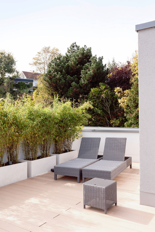 Dachterrasse mit Blick auf die Frankfurter Skyline in_design architektur Moderner Balkon, Veranda & Terrasse