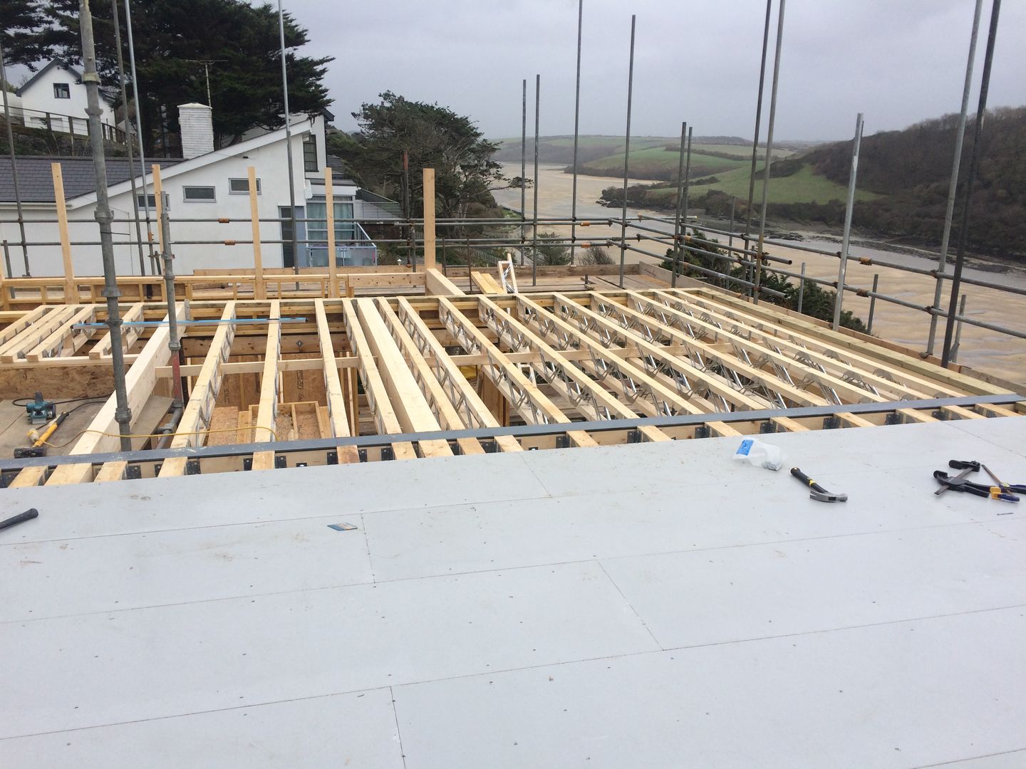 Timber Frame, Elevated Views over River Pentire Building With Frames Minimalistische huizen Hout Hout