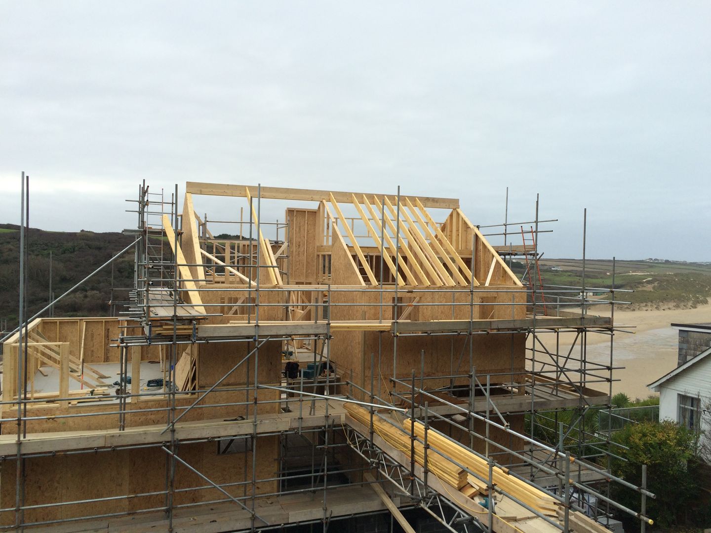 Timber Frame, Elevated Views over River Pentire Building With Frames Casas minimalistas Madera Acabado en madera